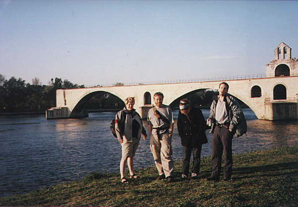 A coté du Pont D'Avignon