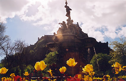 Edinburgh Castle and Fountain, (Photo: T Steve)